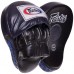 Лапа Вигнута для боксу та єдиноборств FAIRTEX FMV9 24x19x5см 2шт кольори в асортименті